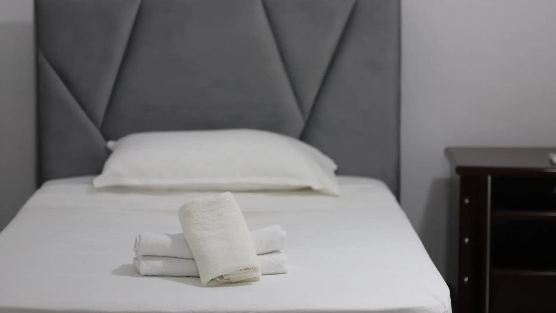 Guesthouse Ab Μπεράτ 0*,